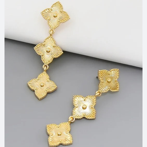 Gold triple Intricate clover dangle earrings - Picture 2 of 3